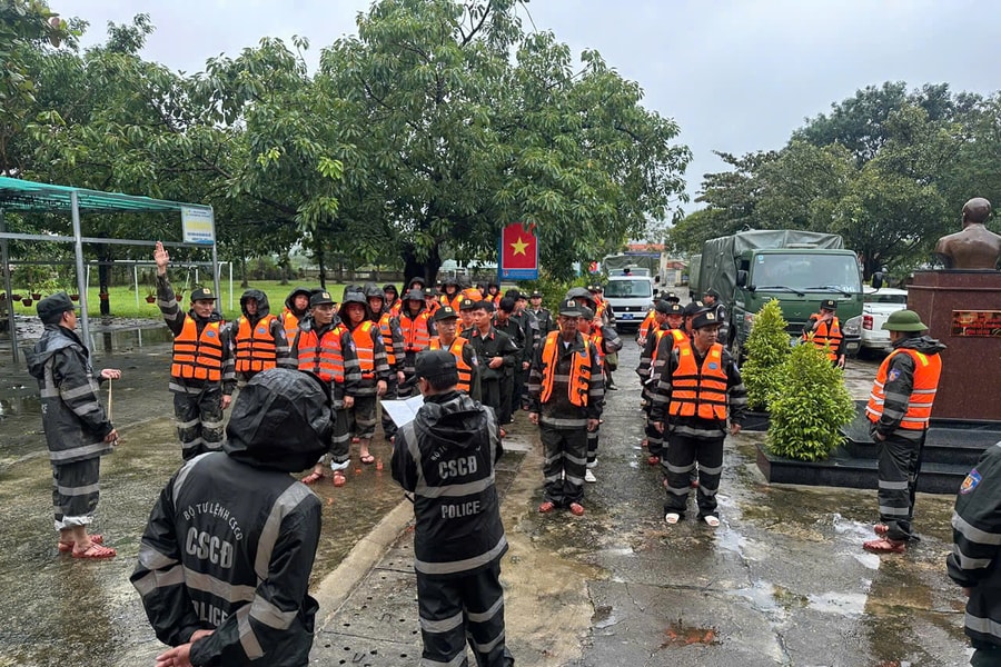 Bộ Tư lệnh Cảnh sát cơ động huy động tối đa lực lượng, ngày đêm hỗ trợ nhân dân vùng lũ miền Trung