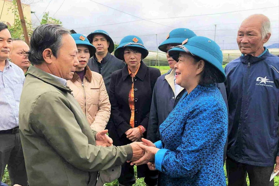 Chủ tịch Ủy ban Trung ương MTTQ Việt Nam Bùi Thị Minh Hoài thăm, động viên đồng bào vùng lũ Lâm Đồng