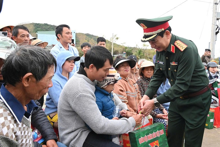 Bộ trưởng Bộ Quốc phòng, Đại tướng Phan Văn Giang thăm, tặng quà người dân vùng rốn lũ ở Gia Lai