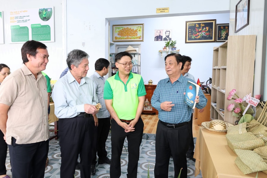 Phó Chủ tịch Quốc hội Lê Minh Hoan thăm HTX nông nghiệp công nghệ cao ở Đồng Tháp