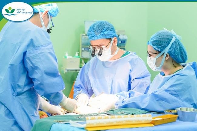 Ca ghép vạt màng xương giúp bé gái thoát cảnh 6 năm không thể tự đi