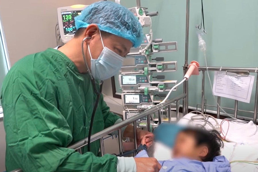 Ghép gan từ người cho chết não đầu tiên cứu sống bé gái 3 tuổi