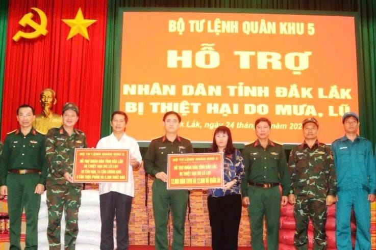 Quân khu 5 hỗ trợ Đắk Lắk khắc phục hậu quả mưa lũ