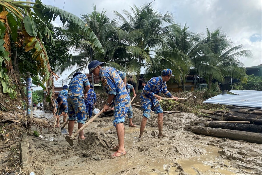 Vùng 4 Hải quân dốc sức hỗ trợ người dân Khánh Hòa, Đắk Lắk sớm ổn định sau mưa lũ