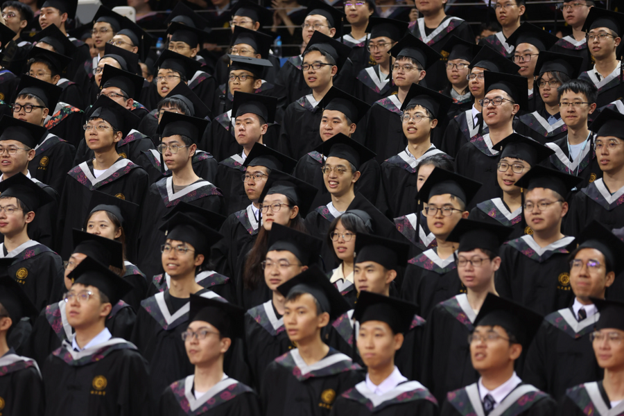 Trung Quốc “đau đầu” vì thừa cử nhân, thiếu thợ giỏi