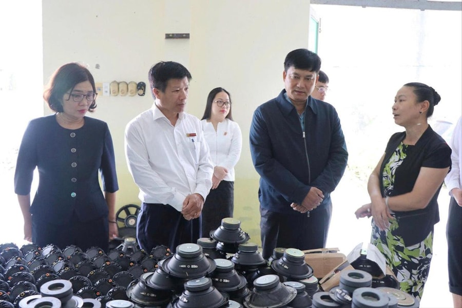 Bài 1: Dồn lực giúp dân khôi phục sản xuất