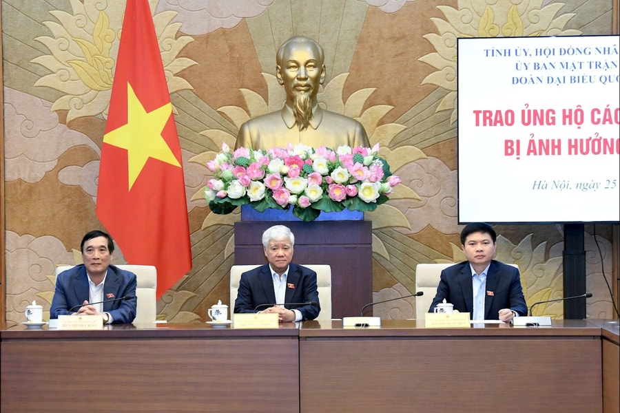 Phó Chủ tịch Thường trực Quốc hội Đỗ Văn Chiến dự Lễ trao tặng kinh phí của tỉnh Phú Thọ hỗ trợ các tỉnh bị ảnh hưởng bởi mưa lũ