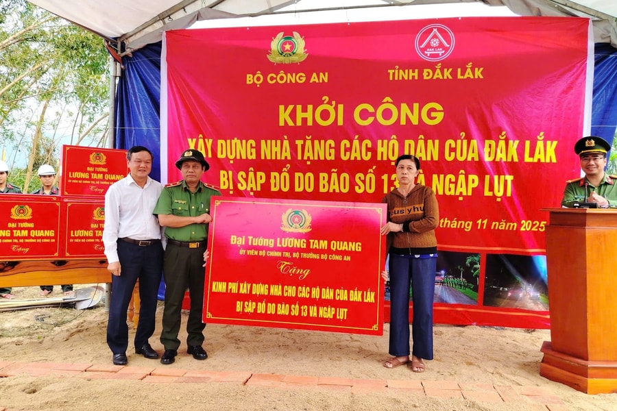 Bộ Công an khởi công xây dựng nhà tặng các hộ dân bị sập đổ do bão số 13 và ngập lụt tại Đắk Lắk