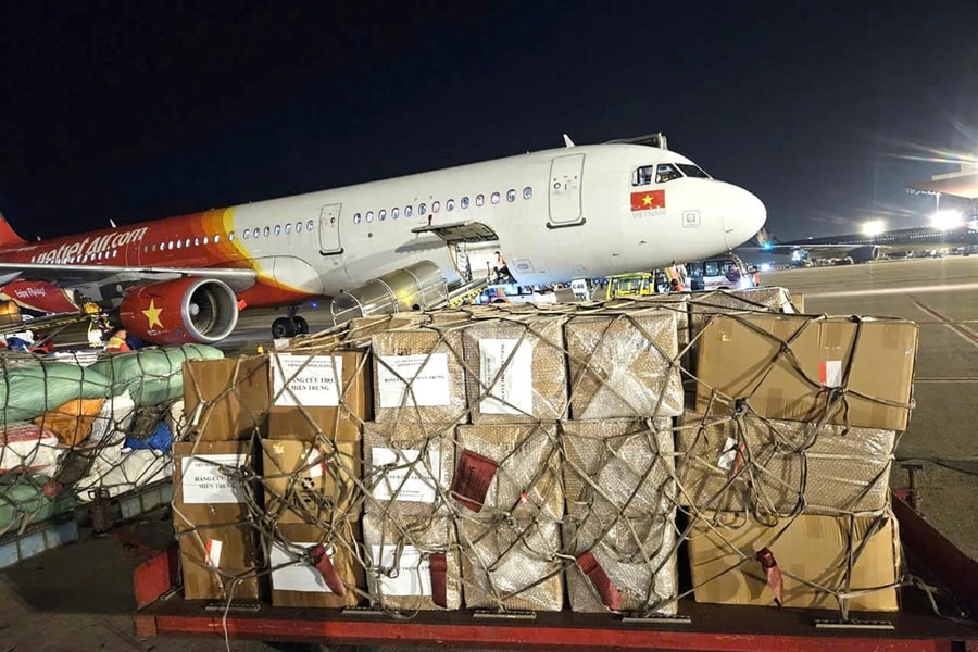 Những chuyến bay Vietjet chở đầy yêu thương