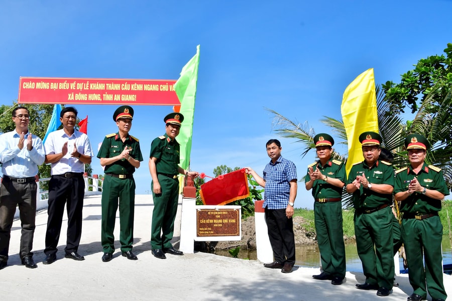 Bộ Tư lệnh Quân khu 9 bàn giao cầu nông thôn và 5 căn nhà cho người dân vùng căn cứ cách mạng