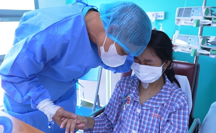 Kỳ tích tại Bệnh viện TWQĐ 108: Bố hiến gan cứu con dù khác nhóm máu