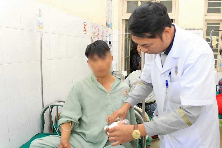 Cứu bàn tay bị nghiền nát do tai nạn máy băm sắn