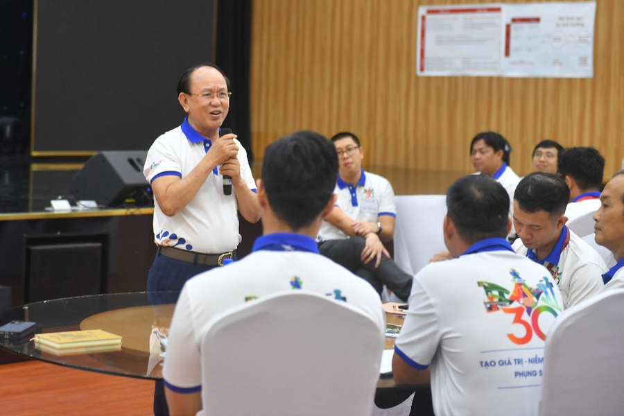 Cấp trên là người thầy, đồng nghiệp là người chia sẻ