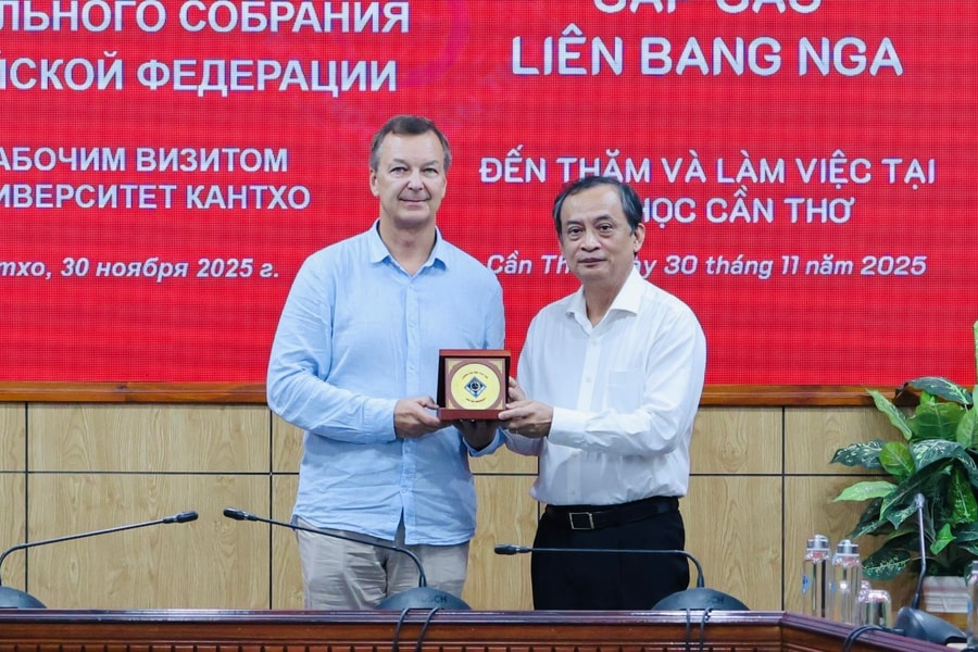 Phó Chủ tịch thứ nhất Hội đồng liên bang Quốc hội Liên bang Nga A.V. Yatskin thăm, làm việc tại Đại học Cần Thơ