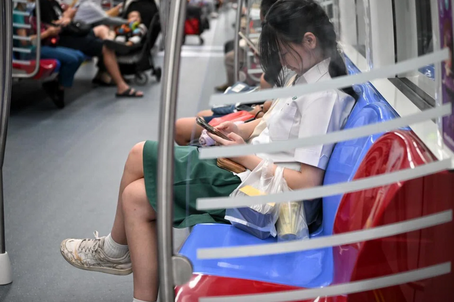 Singapore cấm smartphone cả ngoài giờ học