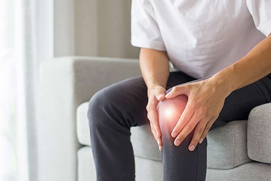 Đau khớp gối khi trời lạnh, người bệnh nên làm gì?
