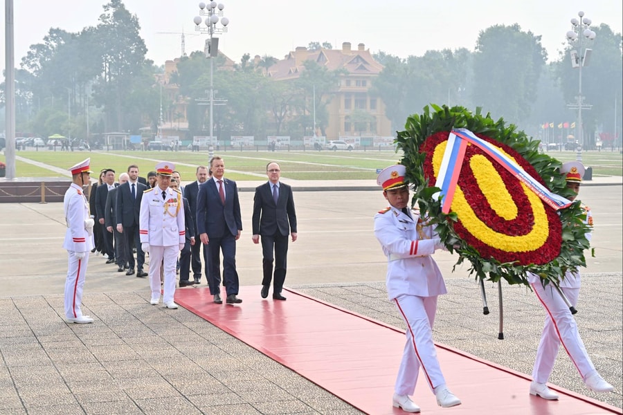 Phó Chủ tịch thứ nhất Hội đồng Liên bang Quốc hội Liên bang Nga A.V. Yatskin viếng Lăng Chủ tịch Hồ Chí Minh