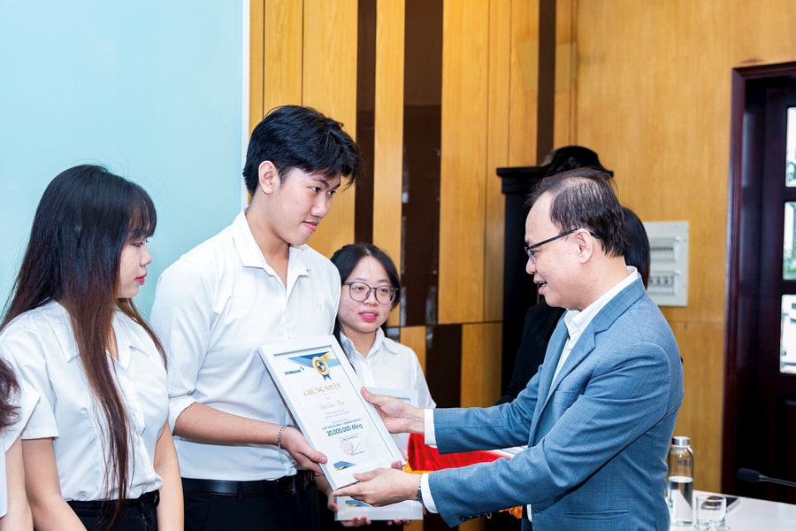 Eximbank trao tặng học bổng cho sinh viên UEH xuất sắc