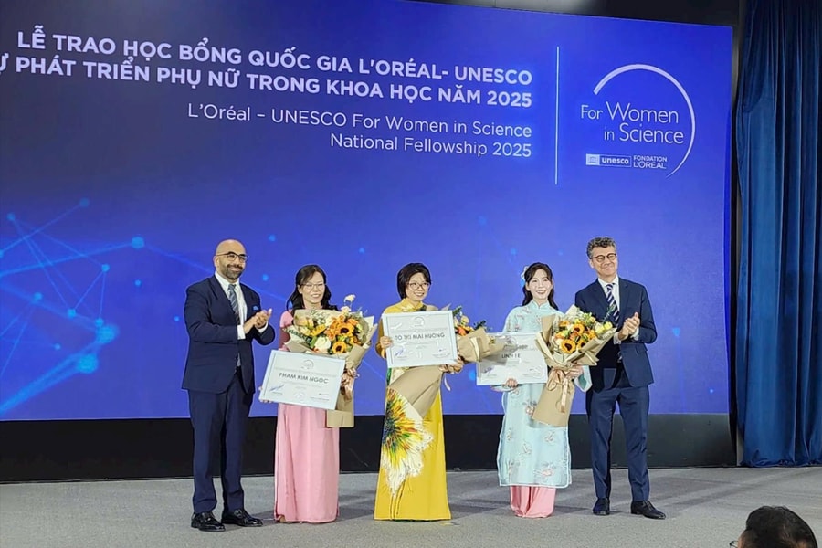 Trao học bổng quốc gia L'Oréal - UNESCO cho b a nhà khoa học nữ Việt Nam