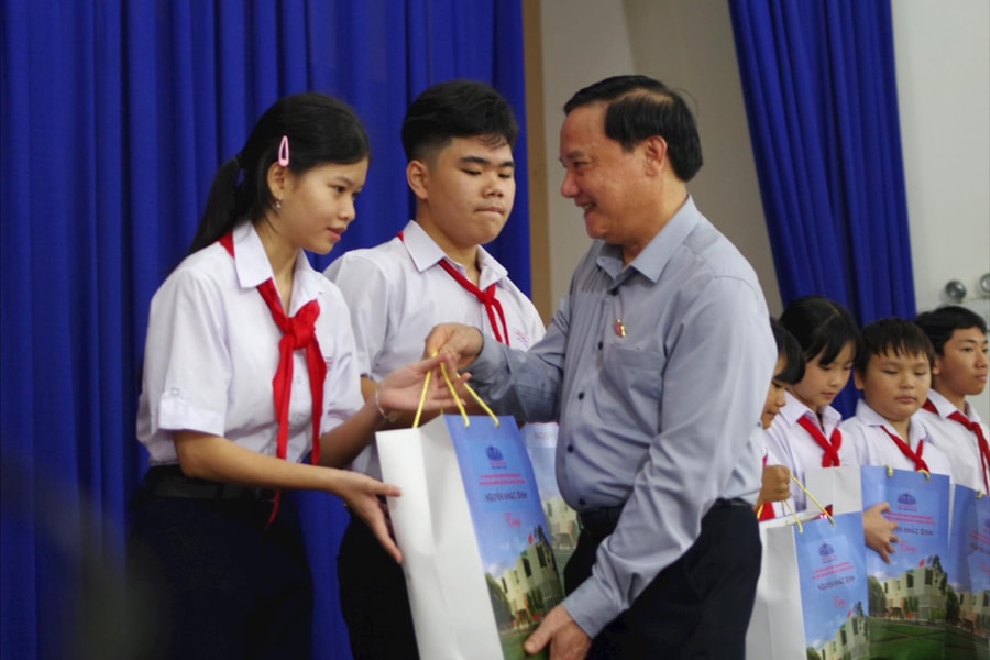 Phó Chủ tịch Quốc hội Nguyễn Khắc Định thăm, tặng quà trường học, cơ sở y tế bị thiệt hại do mưa lũ tại Khánh Hòa