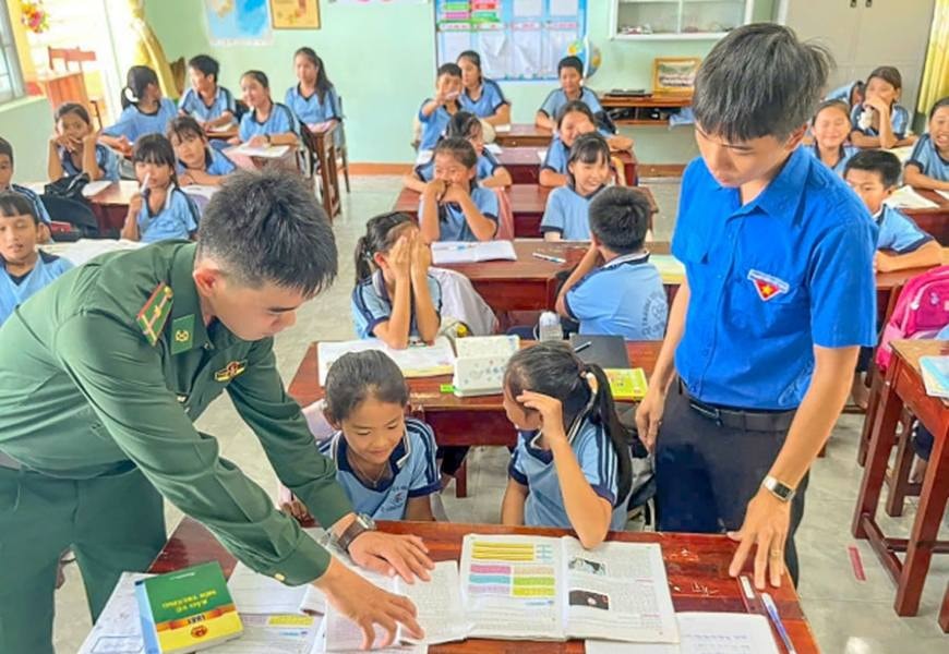 Đồn Biên phòng Xuân Hòa tổ chức sinh hoạt ngoại khóa, tuyên truyền pháp luật cho học sinh