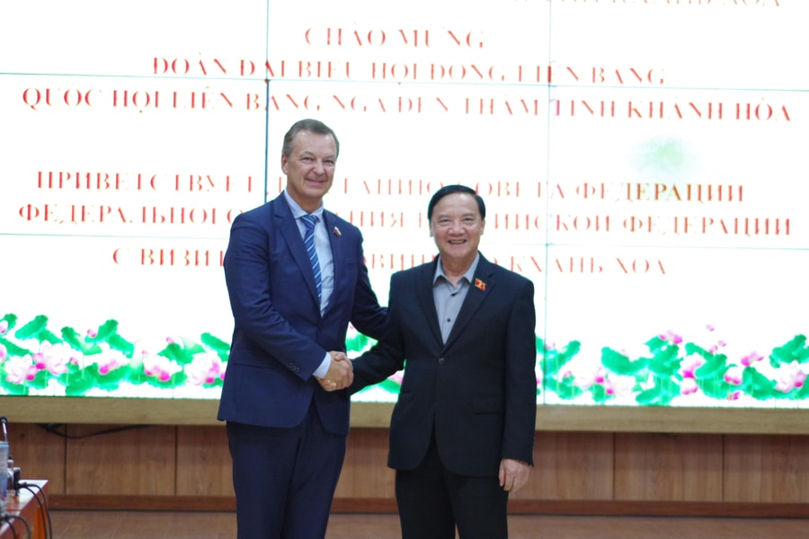 Lễ trao quà hỗ trợ bà con nhân dân tỉnh Khánh Hoà bị thiệt hại do mưa lũ