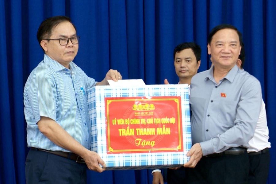 Phó Chủ tịch Quốc hội Nguyễn Khắc Định thăm, tặng quà trường học, cơ sở y tế bị thiệt hại do mưa lũ tại Khánh Hòa