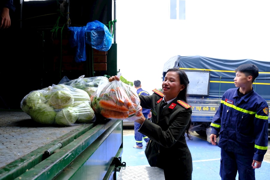 Công an tỉnh Lâm Đồng hỗ trợ gần 34 tấn nông sản cho người dân Khánh Hòa sau bão lũ