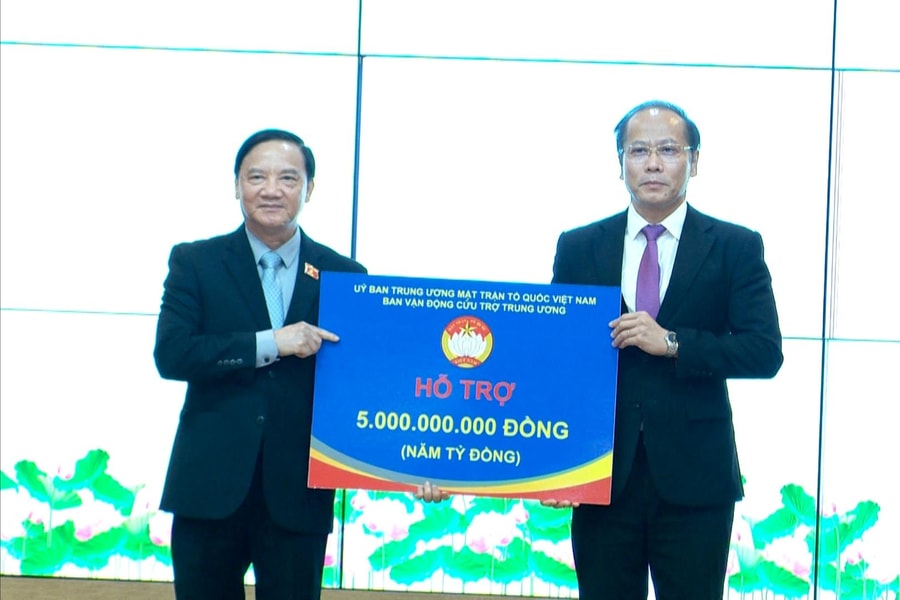Lễ trao quà hỗ trợ bà con nhân dân tỉnh Khánh Hòa bị thiệt hại do mưa lũ