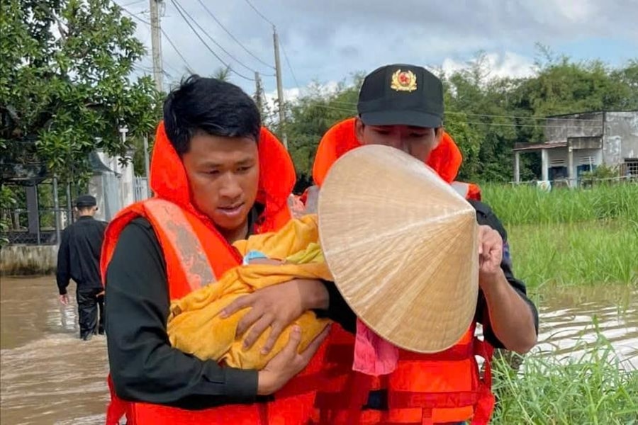 Lâm Đồng: Lực Lượng Công an thực hiện nhiệm vụ cứu hộ, sơ tán Nhân dân tại xã Hàm Liêm trong mưa lũ
