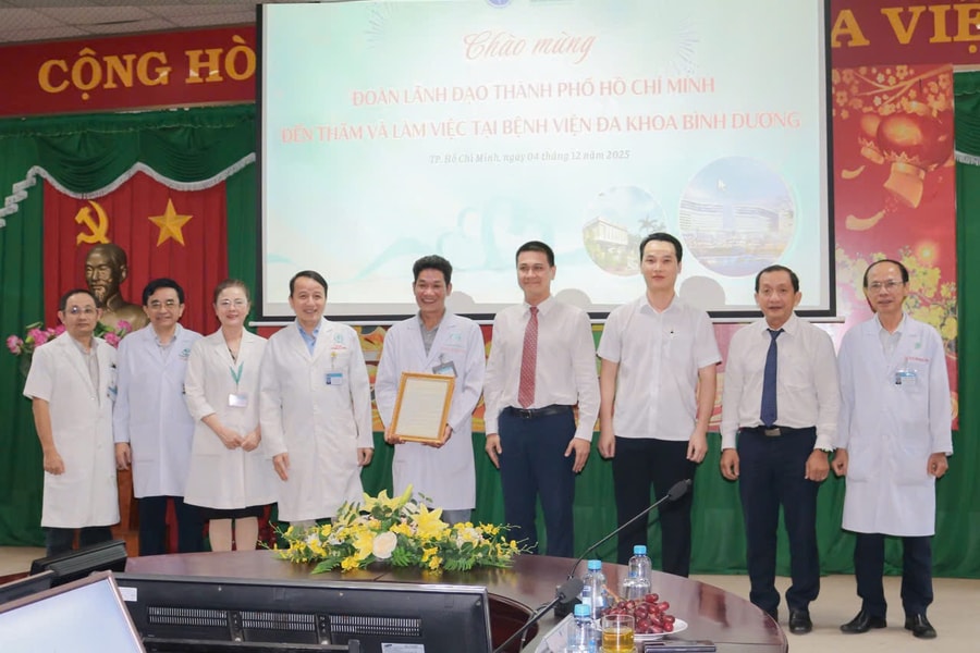 UBND TP. HCM khen thưởng ê-kíp nối lại bàn tay cho sản phụ