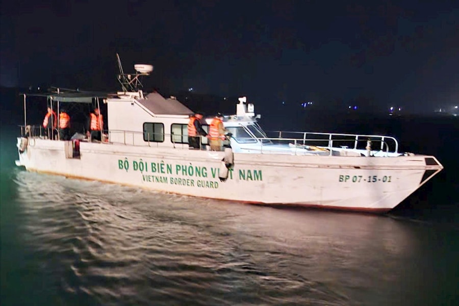 Quảng Trị: Cứu sống 2 ngư dân trên thuyền lưới bị chìm