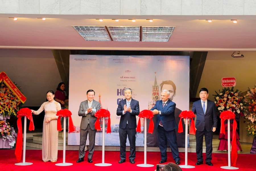 Dấu chân Hồ Chí Minh trên quê hương Cách mạng tháng Mười