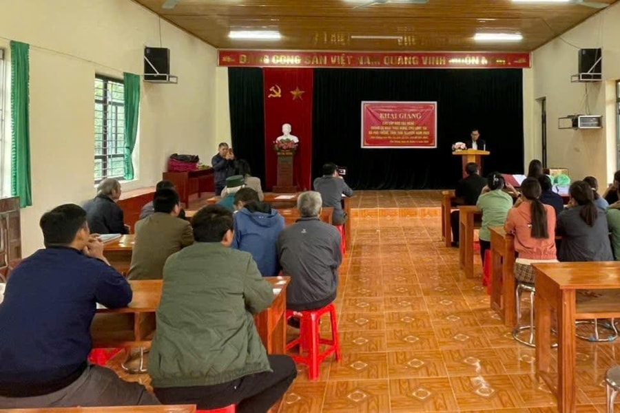 Khai giảng lớp đào tạo nghề trồng và khai thác rừng