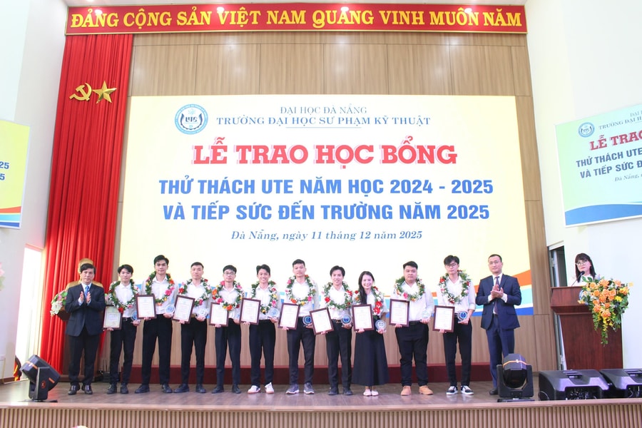 Trường Đại học Sư phạm Kỹ thuật Đà Nẵng trao học bổng cho sinh viên vượt khó, học tốt