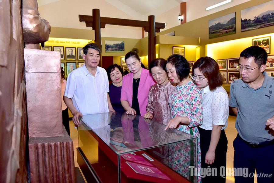 Đoàn ĐBQH thành phố Hà Nội phối hợp trao hỗ trợ xóa nhà tạm tại tỉnh Tuyên Quang