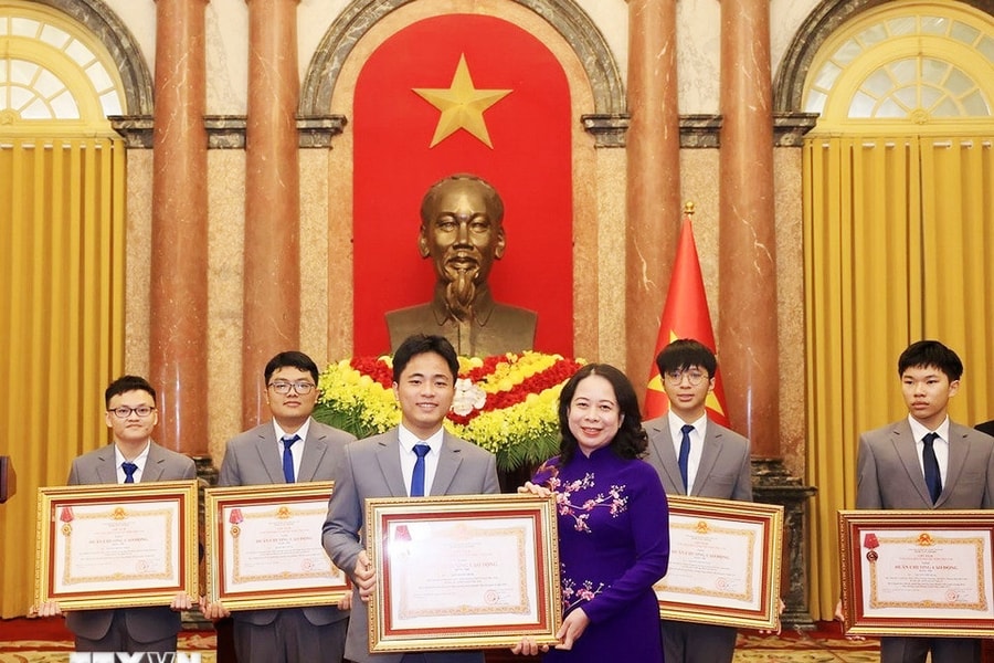 Phó Chủ tịch nước trao Huân chương Lao động cho học sinh đoạt giải quốc tế năm 2025