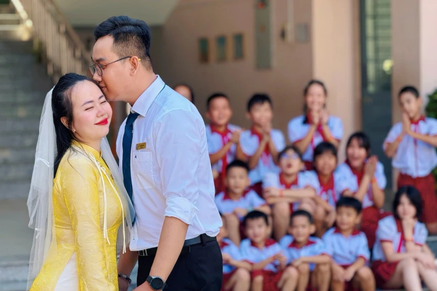 Học trò làm "ê-kíp" đặc biệt, giúp cặp đôi giáo viên có bộ ảnh cưới chỉ trong 30 phút