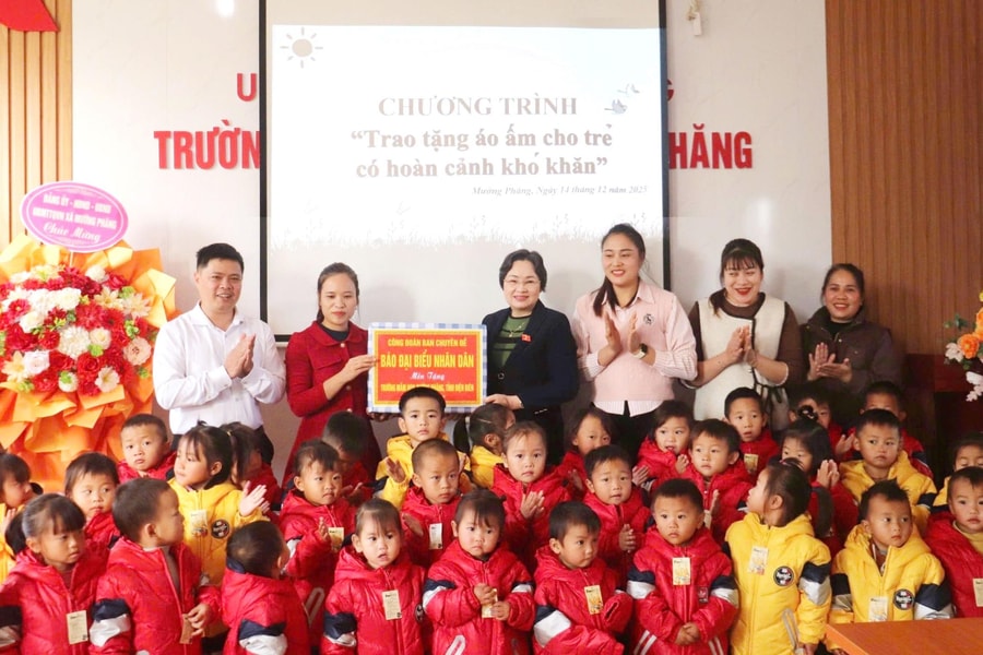 Trao tặng áo ấm cho trẻ mầm non tại Điện Biên
