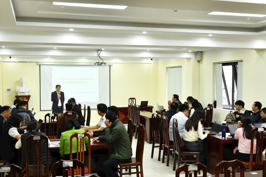Bồi dưỡng kỹ năng phân tích, đánh giá chính sách công và kiểm toán trách nhiệm kinh tế
