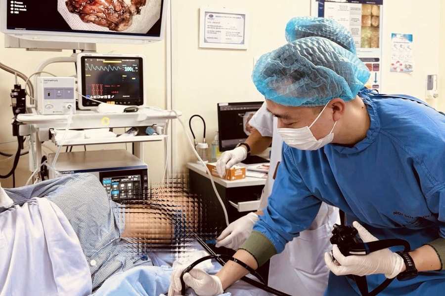 Từ triệu chứng nuốt nghẹn, bác sĩ phát hiện u thực quản kích thước lớn