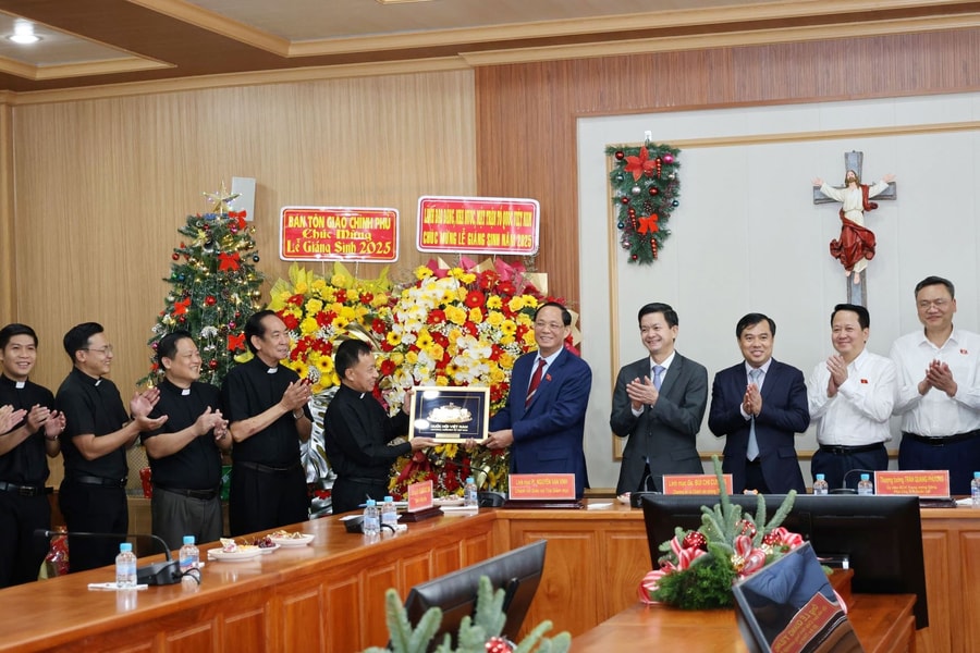 Phó Chủ tịch Quốc hội, Thượng tướng Trần Quang Phương chúc mừng Giáng sinh tại Cần Thơ