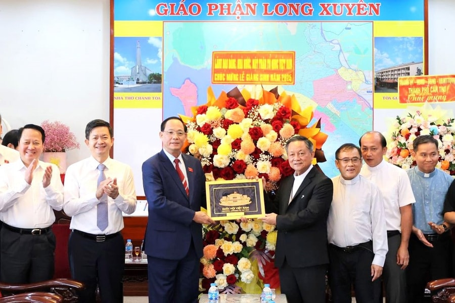 Phó Chủ tịch Quốc hội, Thượng tướng Trần Quang Phương chúc mừng Giáng sinh tại An Giang