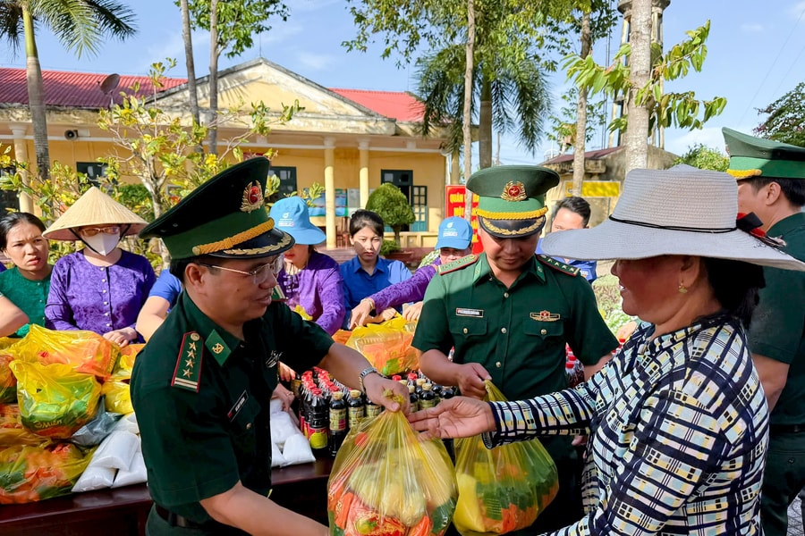 TP. Cần Thơ: "Phiên chợ đặc biệt” đến với người dân vùng biên giới biển