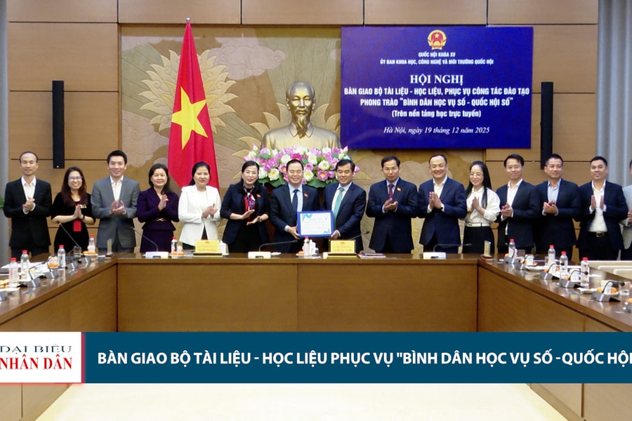 Bàn giao Bộ Tài liệu - Học liệu phục vụ đào tạo phong trào "Bình dân học vụ số - Quốc hội số"