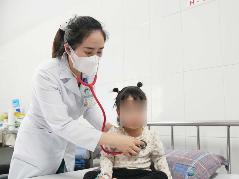 Nhiều trẻ nhập viện do viêm phế quản trong mùa lạnh