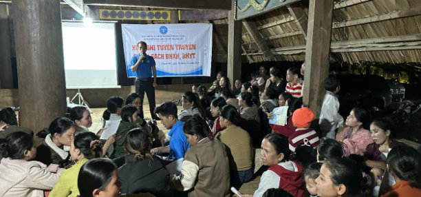 Tuyên truyền chính sách bằng tiếng Cơ Tu