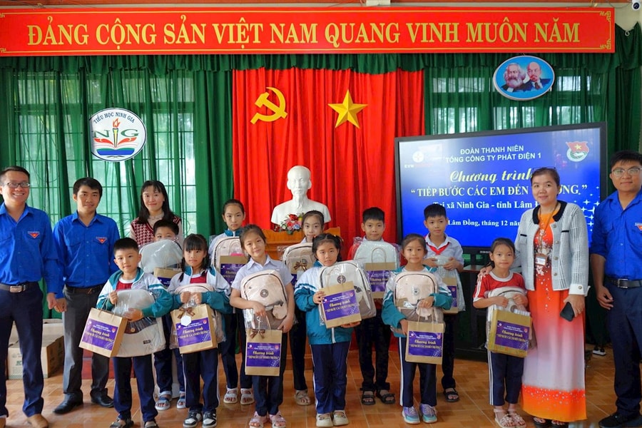 EVNGENCO1: Hỗ trợ hơn 160 em học sinh bị ảnh hưởng nặng bởi mưa lũ tại Lâm Đồng