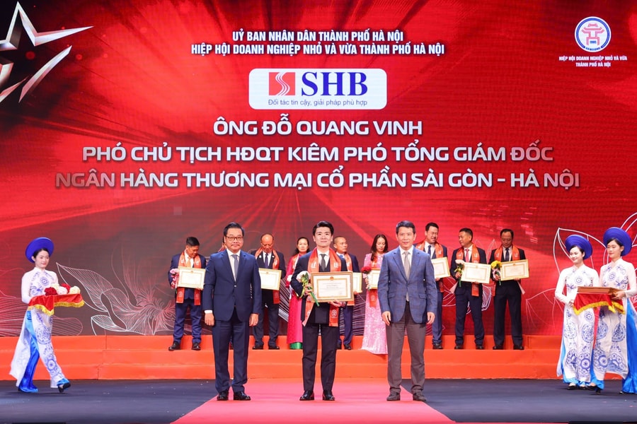 UBND TP. Hà Nội trao tặng Bằng khen cho SHB tại Lễ tôn vinh Doanh nhân, Doanh nghiệp Thăng Long 2025
