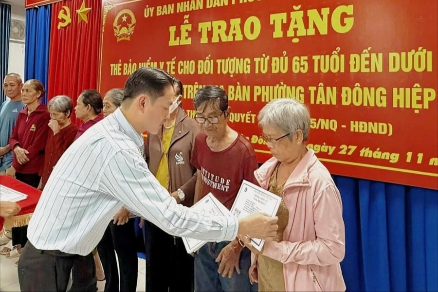 BHXH TP. Hồ Chí Minh: Triển khai đồng bộ việc trao thẻ miễn phí BHYT cho người cao tuổi